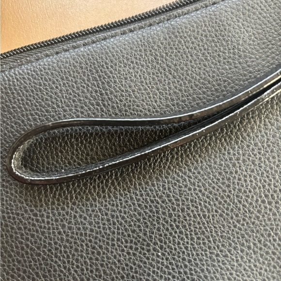 Black pebble leather Victoria secret wristlet - Picture 3 of 4